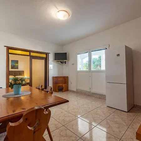 1 Bedroom Lovely In Pag * פג