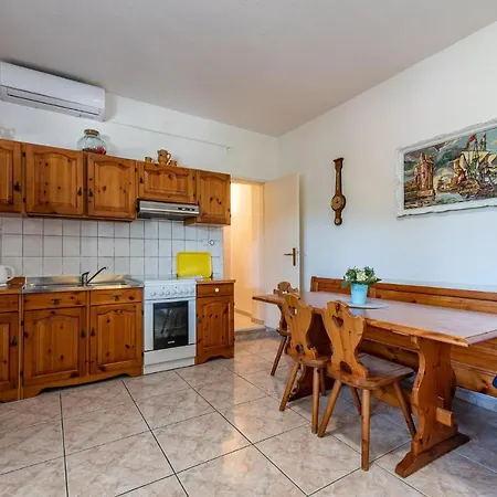 1 Bedroom Lovely In Pag דירה